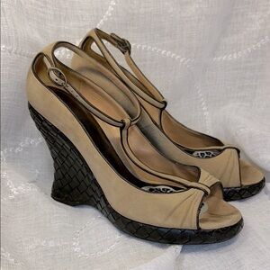 Bottega Veneta Elegant Tan Leather Wedge Sandals